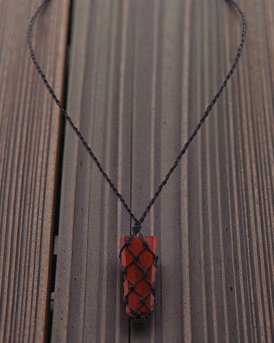Poder Escarlata – Collar de macramé con jaspe rojo en punta