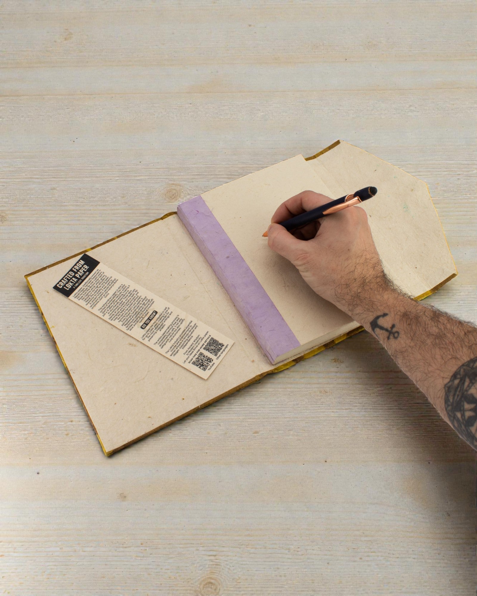 Cuaderno grande de codo Flores atrevidas – Oliva (45 hojas, 21 x 15 cm)