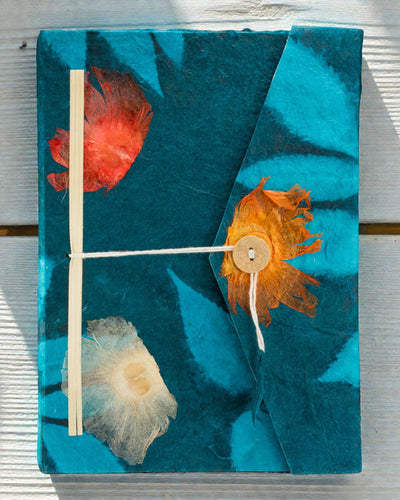 Cuaderno grande de codo Lokta Flores atrevidas – azul marino (45 hojas, 21 x 15 cm)