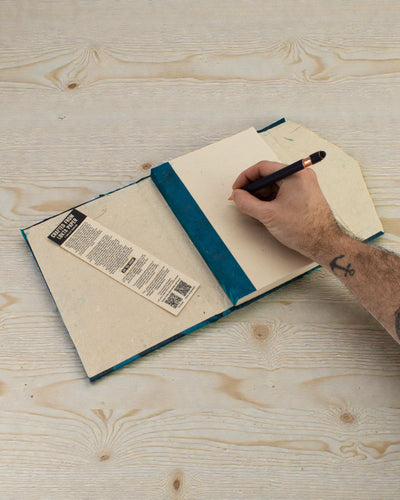 Cuaderno grande de codo Lokta Flores atrevidas – azul marino (45 hojas, 21 x 15 cm)