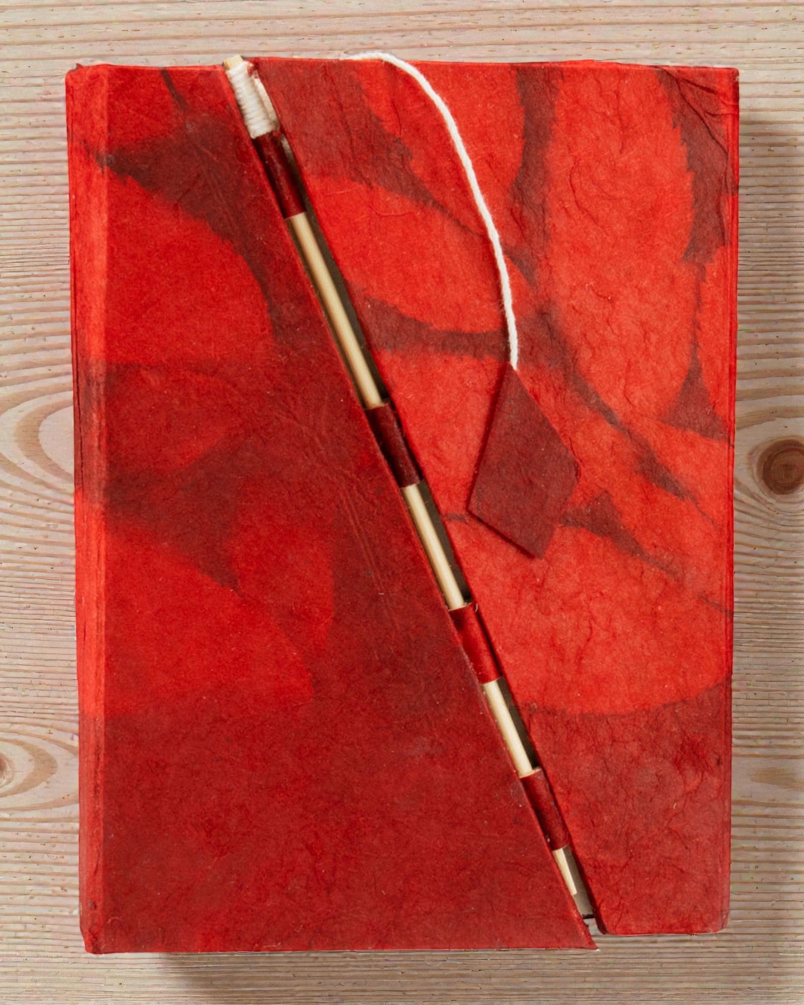 Cuaderno mediano Lokta Flores atrevidas – rubí (45 hojas, 15 x 12 cm)