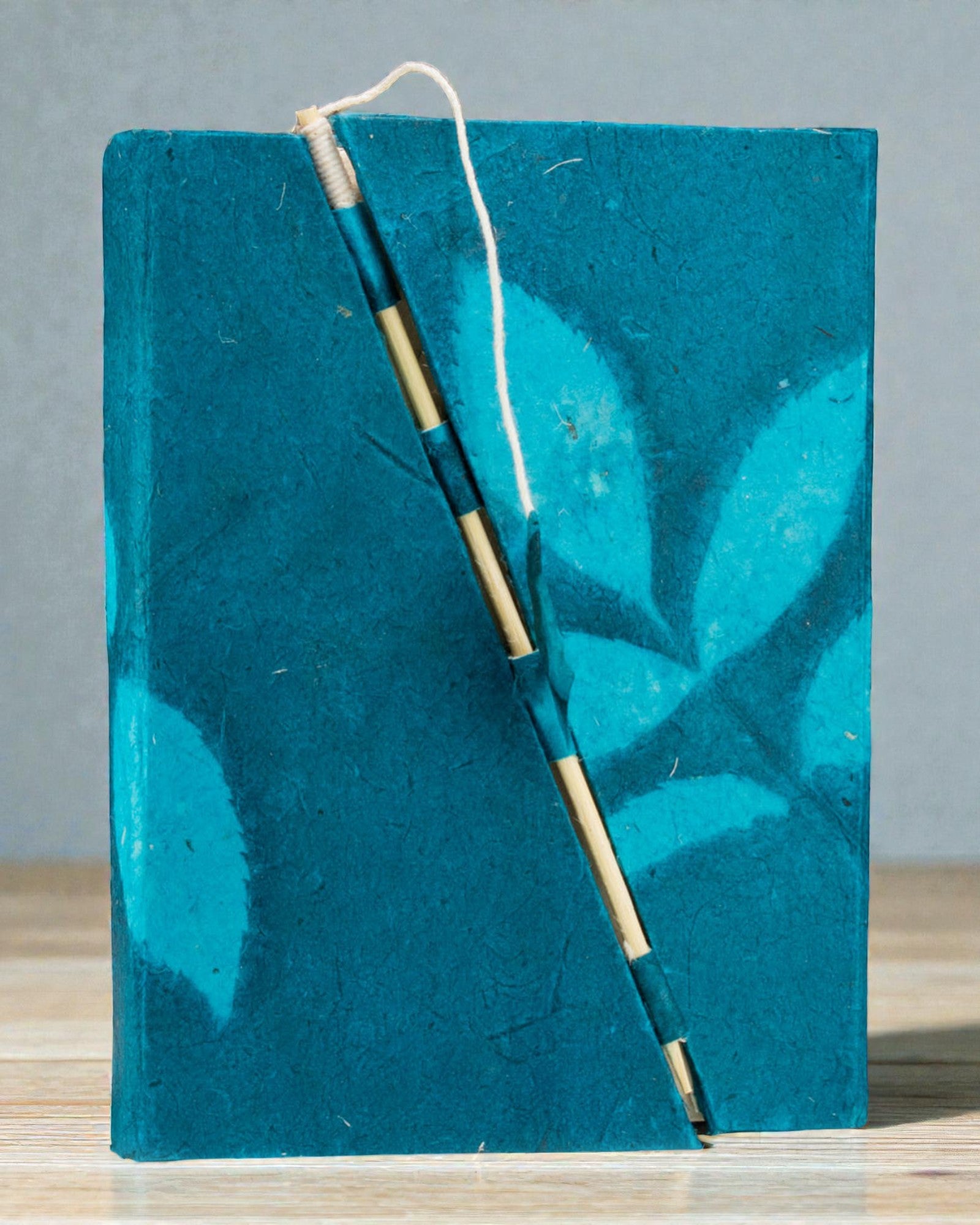 Cuaderno mediano de codo Flores audaces – Azul marino (45 hojas, 15 x 12 cm)