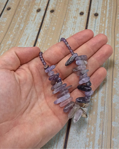 Aura Violeta – Collar de piedras largas de amatista