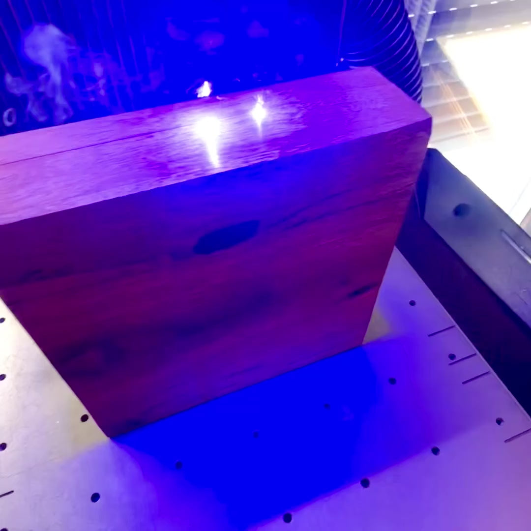 Elegante juego de tres en raya en caja con tapa de cristal con posibilidad de personalización mediante grabado - conjunto de lujo de madera y latón, ideal para regalo a profesores y directores - dimensiones 12,5 x 12,5 x 2,5 cm