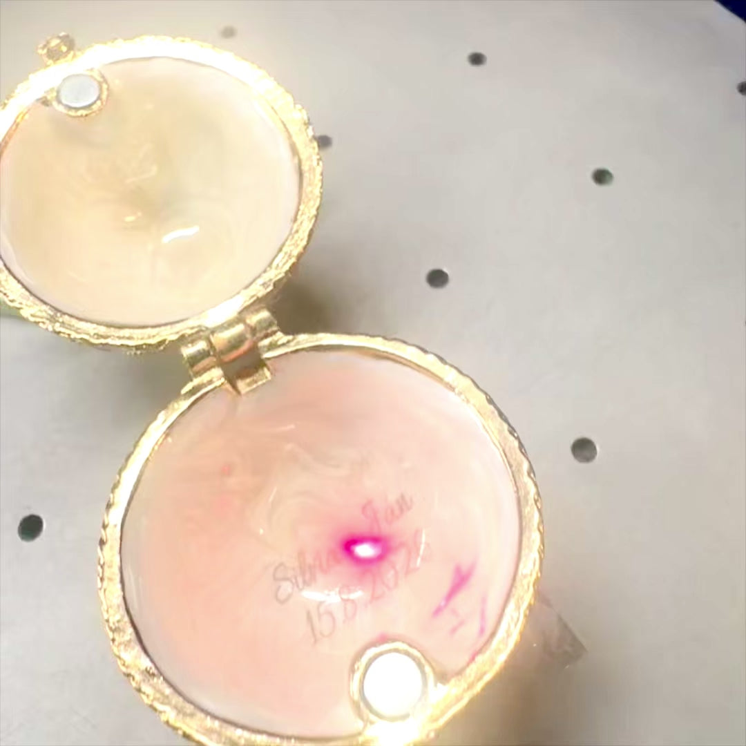 Exclusiva caja joyero huevo Fabergé metálico con cristales en color blanco y dorado con posibilidad de personalización con grabado