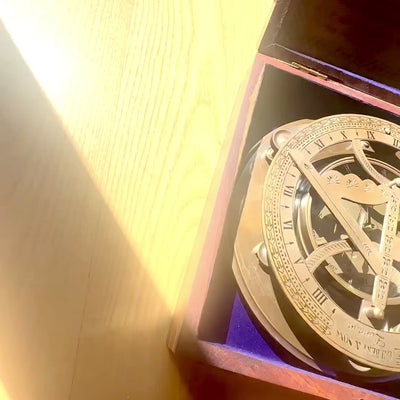 Gran Brújula de Latón XXL con Reloj de Sol en Elegante Caja de Madera