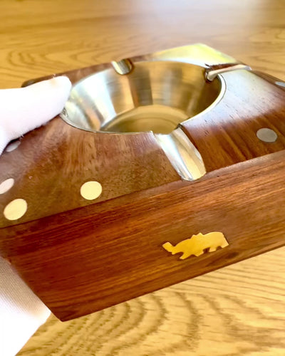 Rhino – Cenicero artesanal de madera de shisham y latón, 11 cm de ancho, con opción de personalización mediante grabado