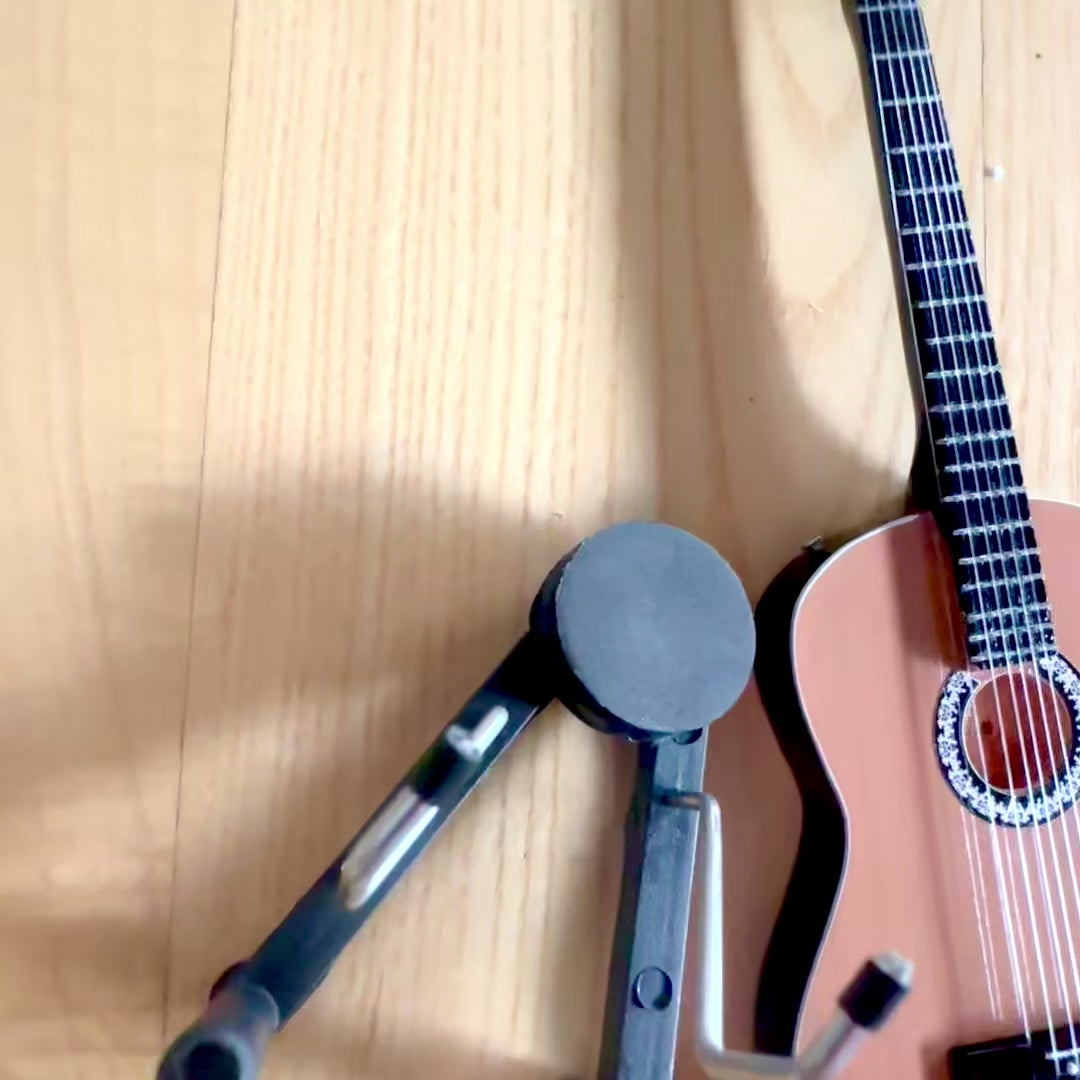 Mini guitarra clásica con grabado - decoración de madera de caoba 25 cm