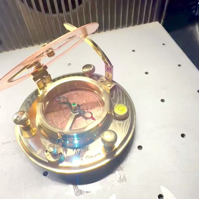 Brújula de latón con reloj de sol en elegante caja de madera - regalo ideal con opción de personalización con grabado - estilo retro, fabricación clásica, alta calidad