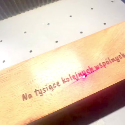 Elegantes dados de madera para juego con puntos de latón en caja personalizada