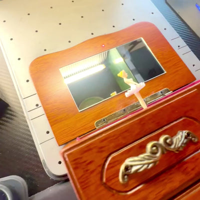 Caja de música de madera tipo joyero con espejo y grabado: un elegante regalo para joyas con dos cajones, 10cm de alto, melodía «The Entertainer»