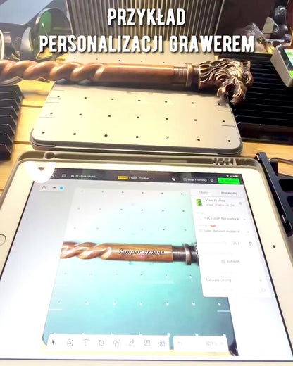 "Wilczy Strażnik" - Bastón de Madera Tallado a Mano, Personalizable con Grabado