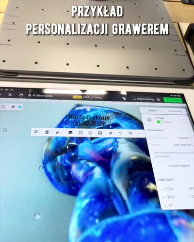 Abrazo Cósmico - Figura de Resina con Opción de Grabado