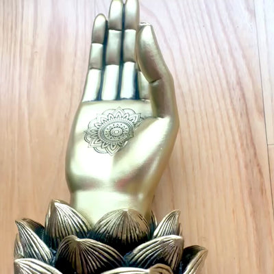 Figura dorada Mano de Buda Mudra OM con grabado - decoración elegante para regalo - flor de loto, 21 cm, polyresina, estilo glamour