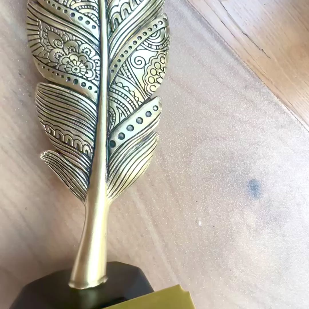 Pluma decorativa dorada de 30,7 cm con posibilidad de grabado