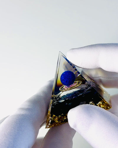 Pirámide Energética de Orgón con Cristales para Meditación – Irradia Energía Positiva y Abundancia