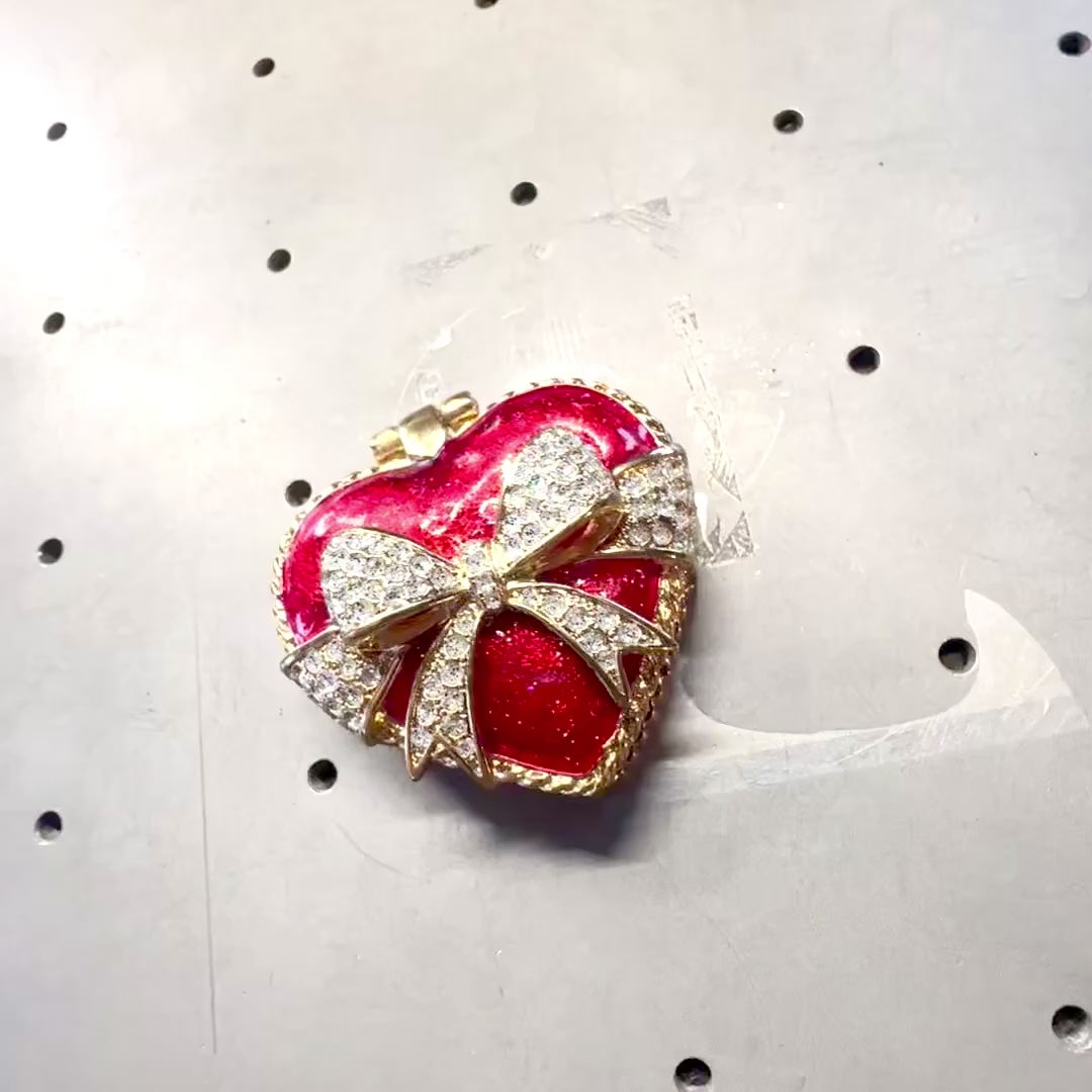 Caja metálica para joyas en forma de corazón con cristales, rojo, dorado y plateado, posibilidad de personalización con grabado, ideal para regalo romántico, dimensiones 4,8 x 4 x 2,5 cm