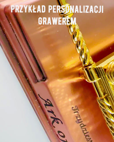 Majestuosa Miniatura del Arca de la Alianza en Marco Dorado 11.2 x 5.8 x 7.3cm - Arca exclusiva, Decoración en Edición Dorada