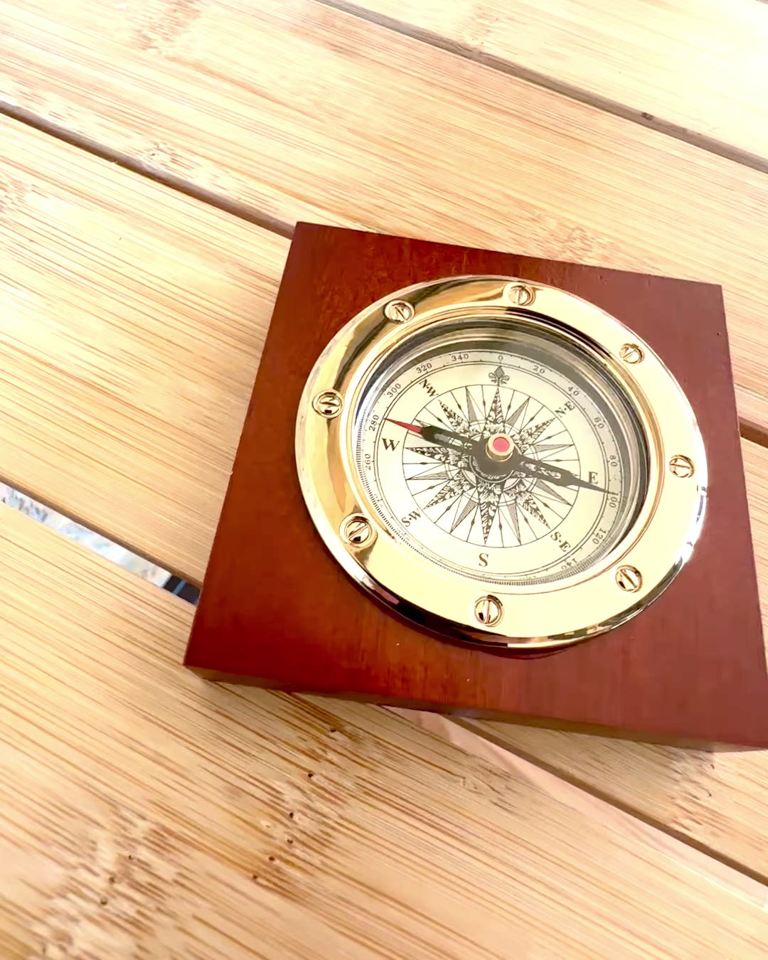 Kompas "Navigator2" - Elegancia Clásica en Latón y Madera, personalización con grabado para regalo