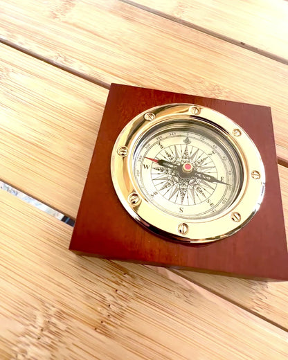 Kompas "Navigator2" - Elegancia Clásica en Latón y Madera, personalización con grabado para regalo