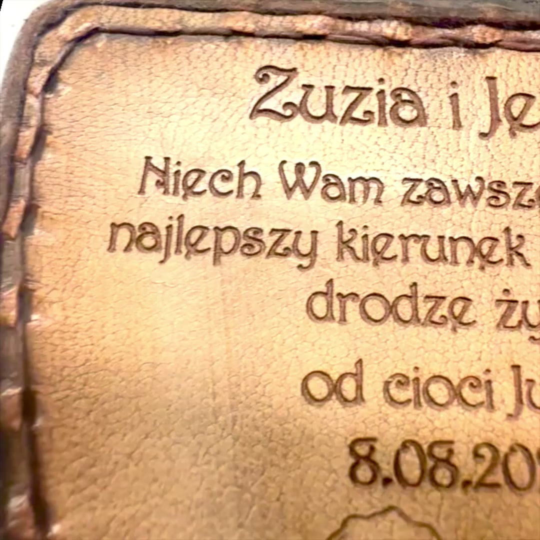 Brújula del viajero con grabado personalizado en estuche de cuero - gadget retro de latón para regalo, 9,25 cm con inscripción inspiradora