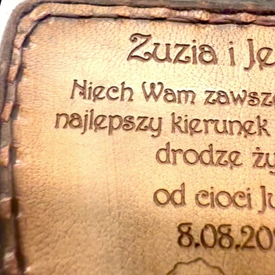 Brújula del viajero con grabado personalizado en estuche de cuero - gadget retro de latón para regalo, 9,25 cm con inscripción inspiradora