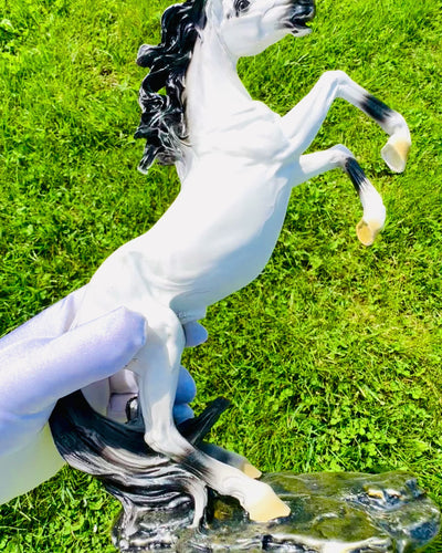 "Elegancki Skoczek" - Figura de Caballo Blanca con Posibilidad de Grabado