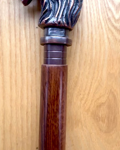 "Wilczy Strażnik" - Bastón de Madera Tallado a Mano, Personalizable con Grabado