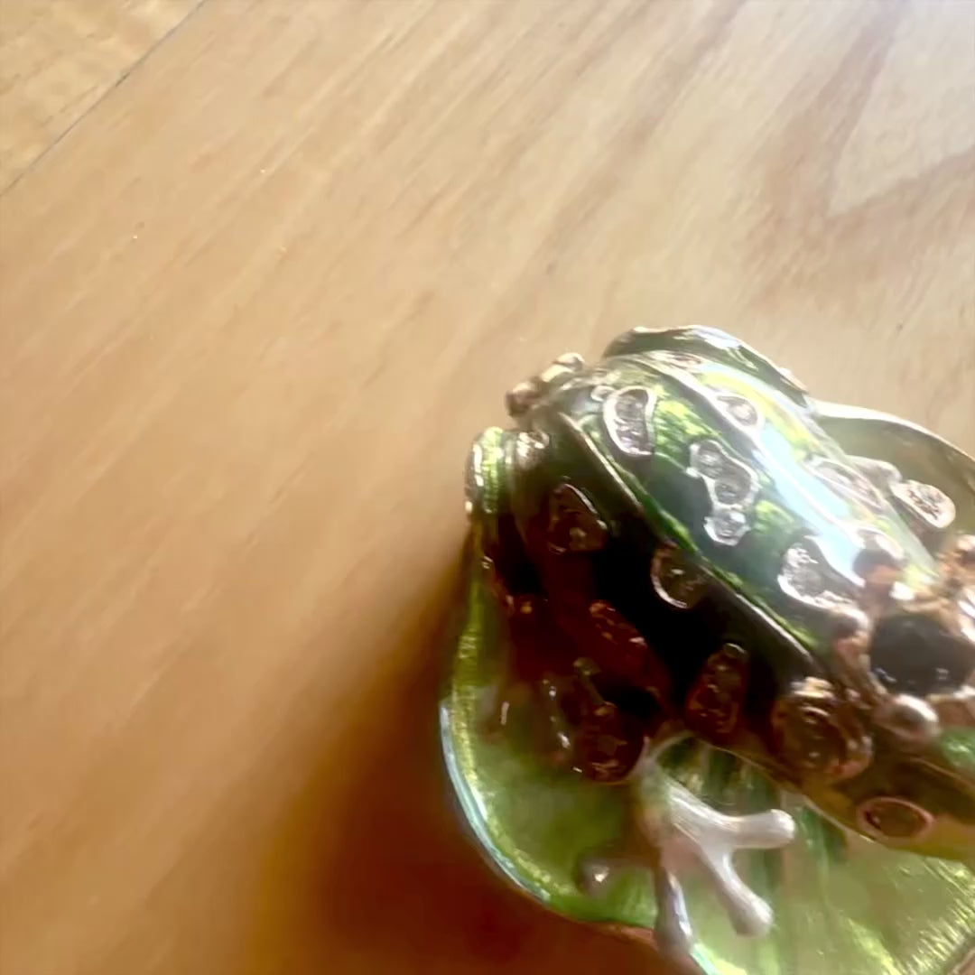 Exclusiva caja metálica en forma de rana con cristales, verde oscuro y dorado, posibilidad de personalización con grabado, ideal para regalo, dimensiones 6,5x6,7x4,5 cm