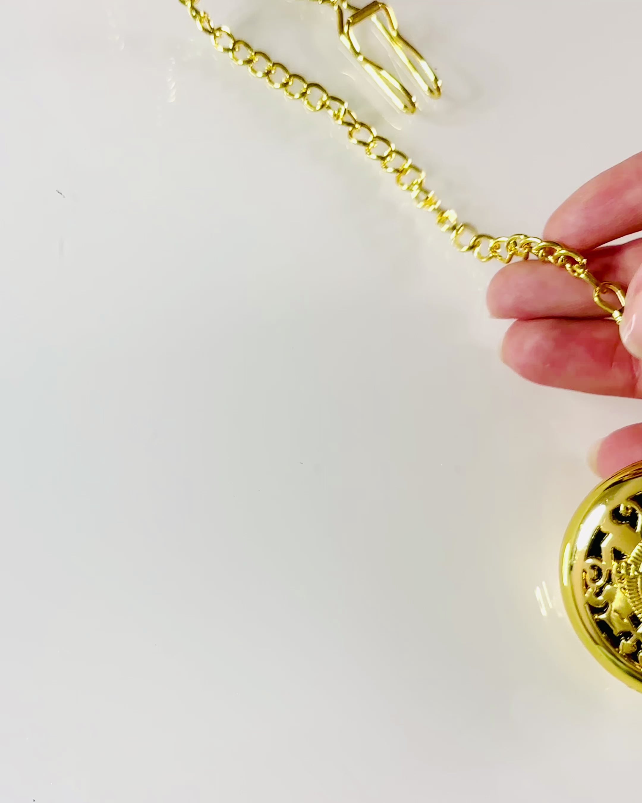 Brújula de Navegación de Estilo Vintage color dorado con Diseño Decorativo – Equipo para Aventuras de Montaña y Descubrimientos. Personalización con grabado