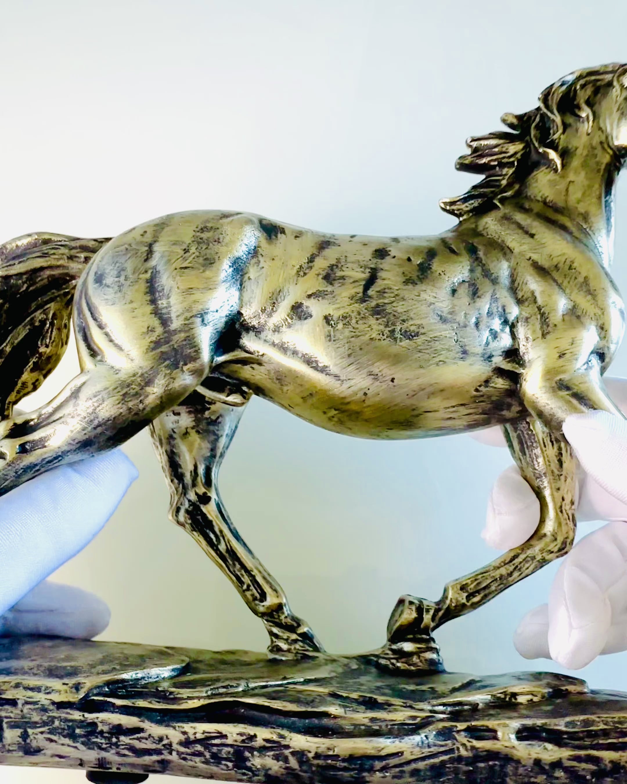 Estatuilla de Caballo al Galope de Resina con Opción de Grabado