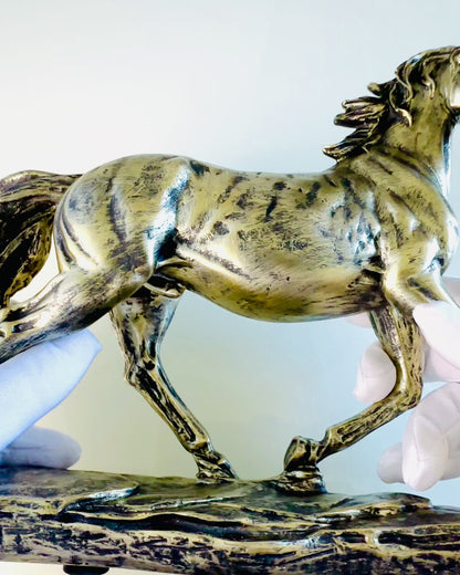 Estatuilla de Caballo al Galope de Resina con Opción de Grabado