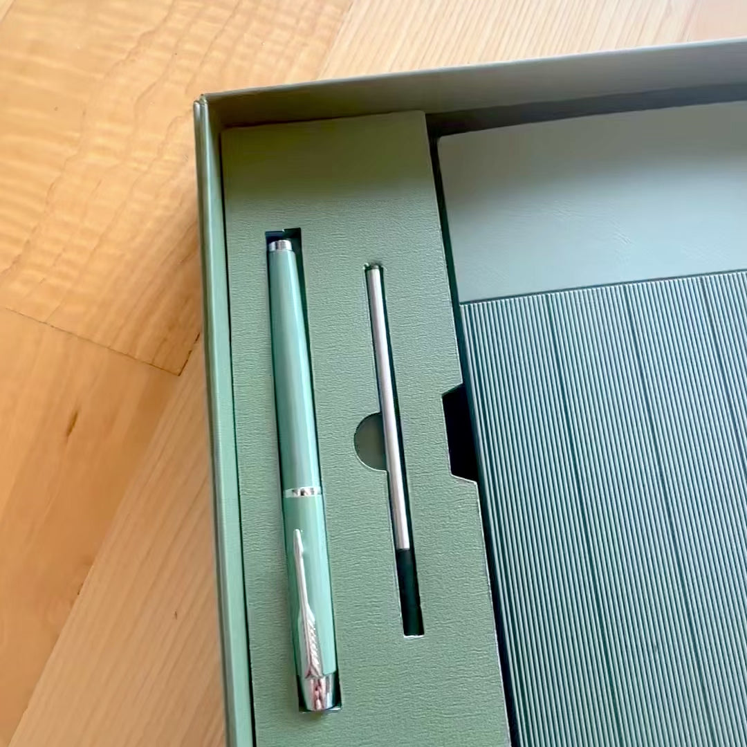 Set de Regalo Elegante con Grabado Personalizado - Cuaderno de Piel A5 en Verde Oliva con Bolígrafo y Recambio en Caja Estética de Regalo