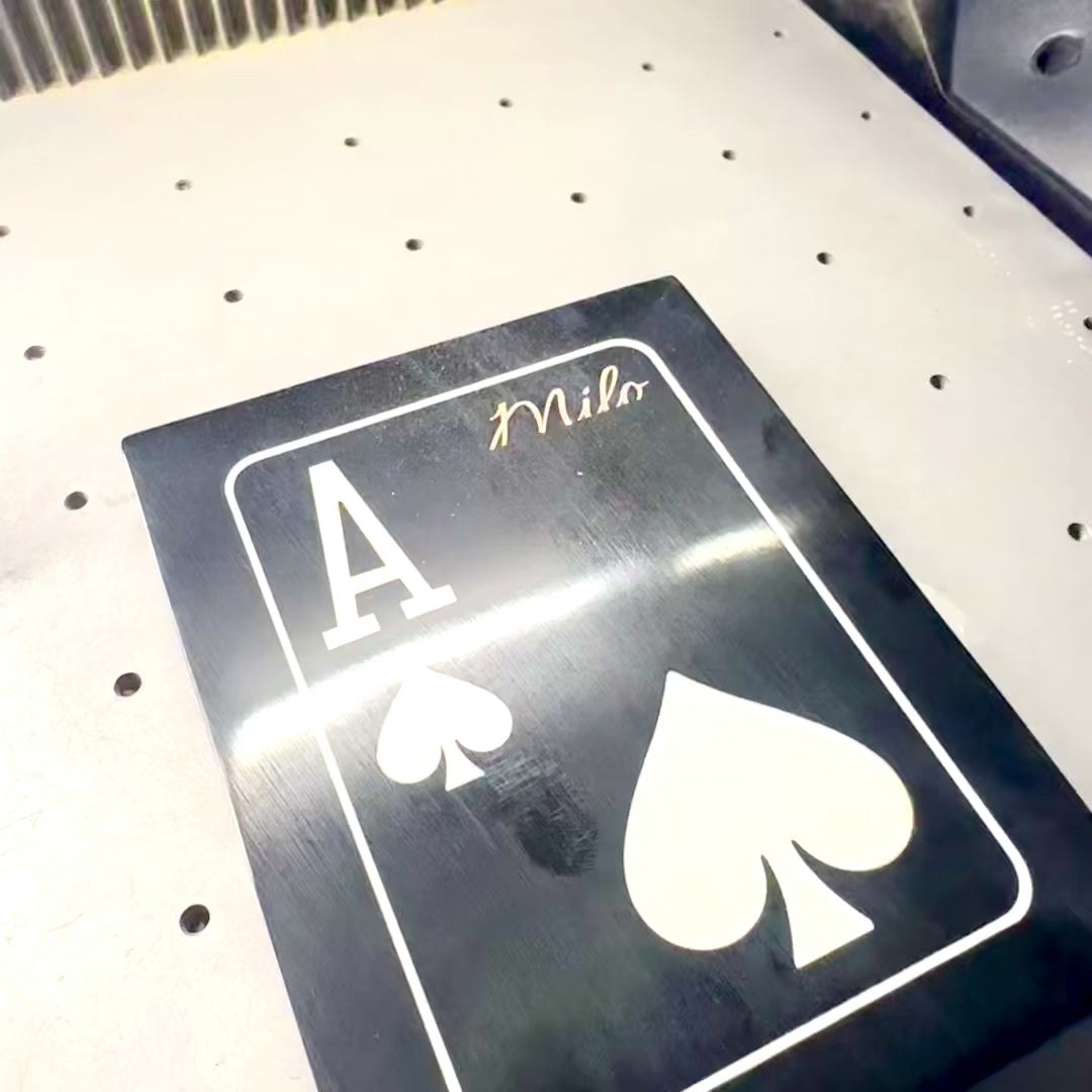 Elegante set de cartas para jugar con grabado personalizado en caja negra de resina y MDF