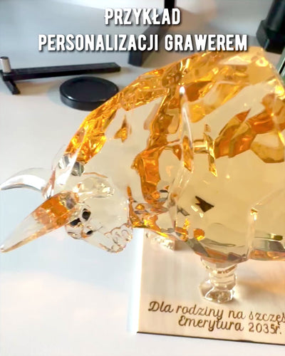 Estatua "Złoty Byk" de resina, diseño transparente, posibilidad de personalización