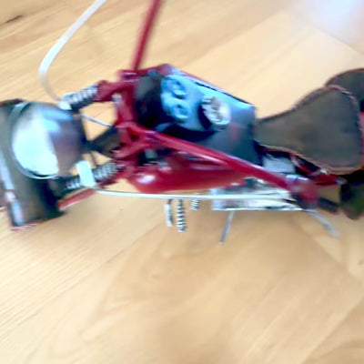 Gran modelo metálico clásico de motocicleta chopper en color rojo con posibilidad de personalización con grabado