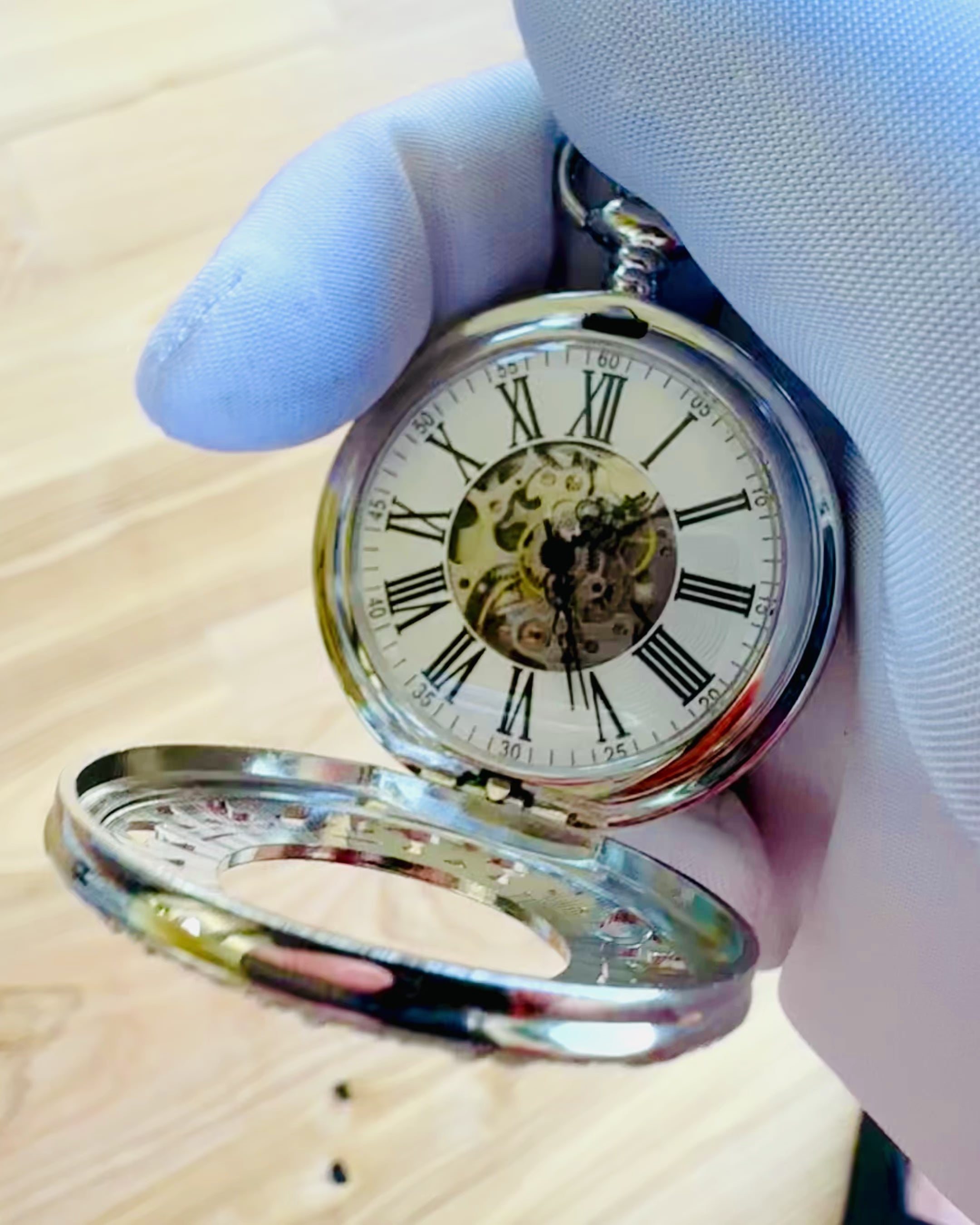 Reloj de bolsillo plateado "Vintage Elegance" con opción de personalización con grabado