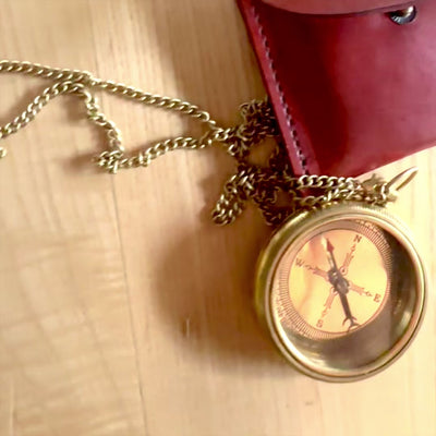 Brújula de latón con cadena en estuche de cuero con posibilidad de personalización mediante grabado