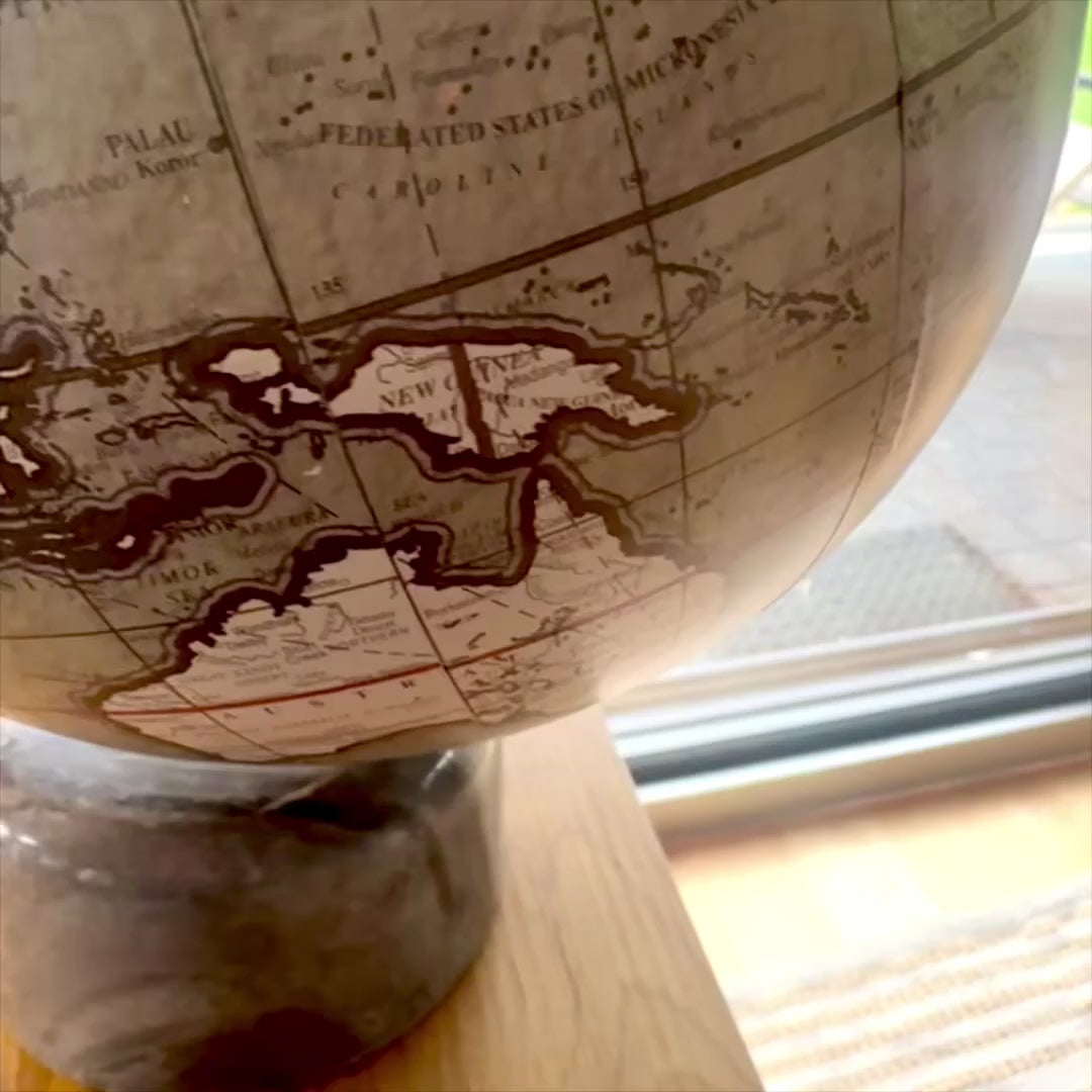 Globo decorativo sobre base de piedra de 30 cm con posibilidad de personalización con grabado - Regalo elegante en tonos grises y piedra negra