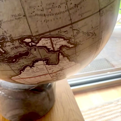 Globo decorativo sobre base de piedra de 30 cm con posibilidad de personalización con grabado - Regalo elegante en tonos grises y piedra negra