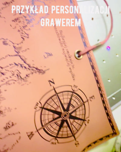 Retro Claro marrón - mate, Estuche de cuero en Estilo Viajero con Mapa del Mundo – Práctico y Espacioso. Personalización con grabado.