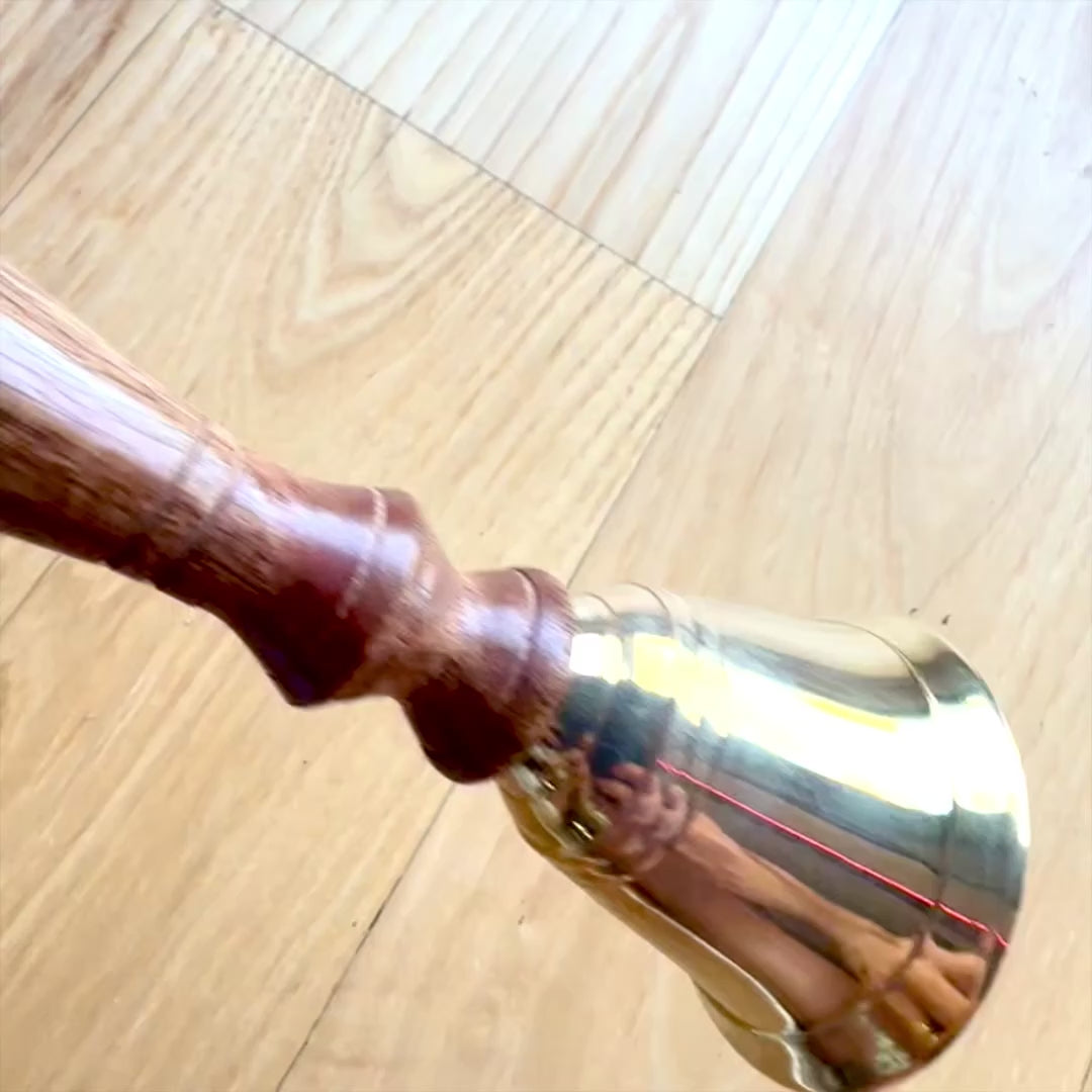 Campana manual retro de latón con mango de madera