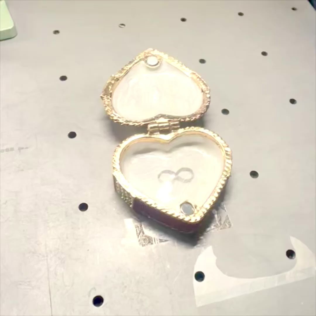 Caja metálica para joyas en forma de corazón con cristales, rojo, dorado y plateado, posibilidad de personalización con grabado, ideal para regalo romántico, dimensiones 4,8 x 4 x 2,5 cm