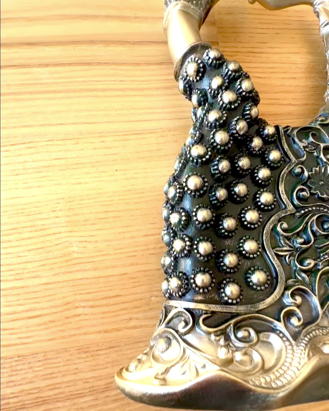Escultura Elegante "Bailarina de Brillo Dorado", 29 cm de altura, con opción de grabado para regalo