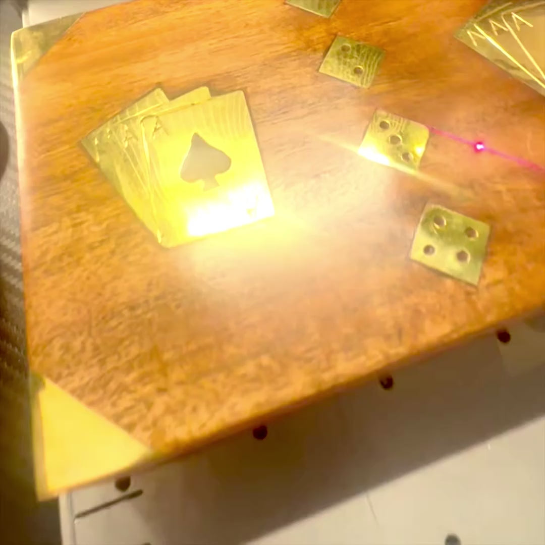 Elegante conjunto de juego con dos barajas de cartas y dados en caja de madera con adornos de latón - Grabado personalizado  
