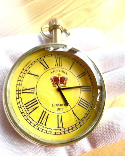 Reloj de Bolsillo "Victoria Crown" – De latón, hecho a mano en India, 5 cm de ancho, mecanismo japonés, posibilidad de personalización con grabado para regalo