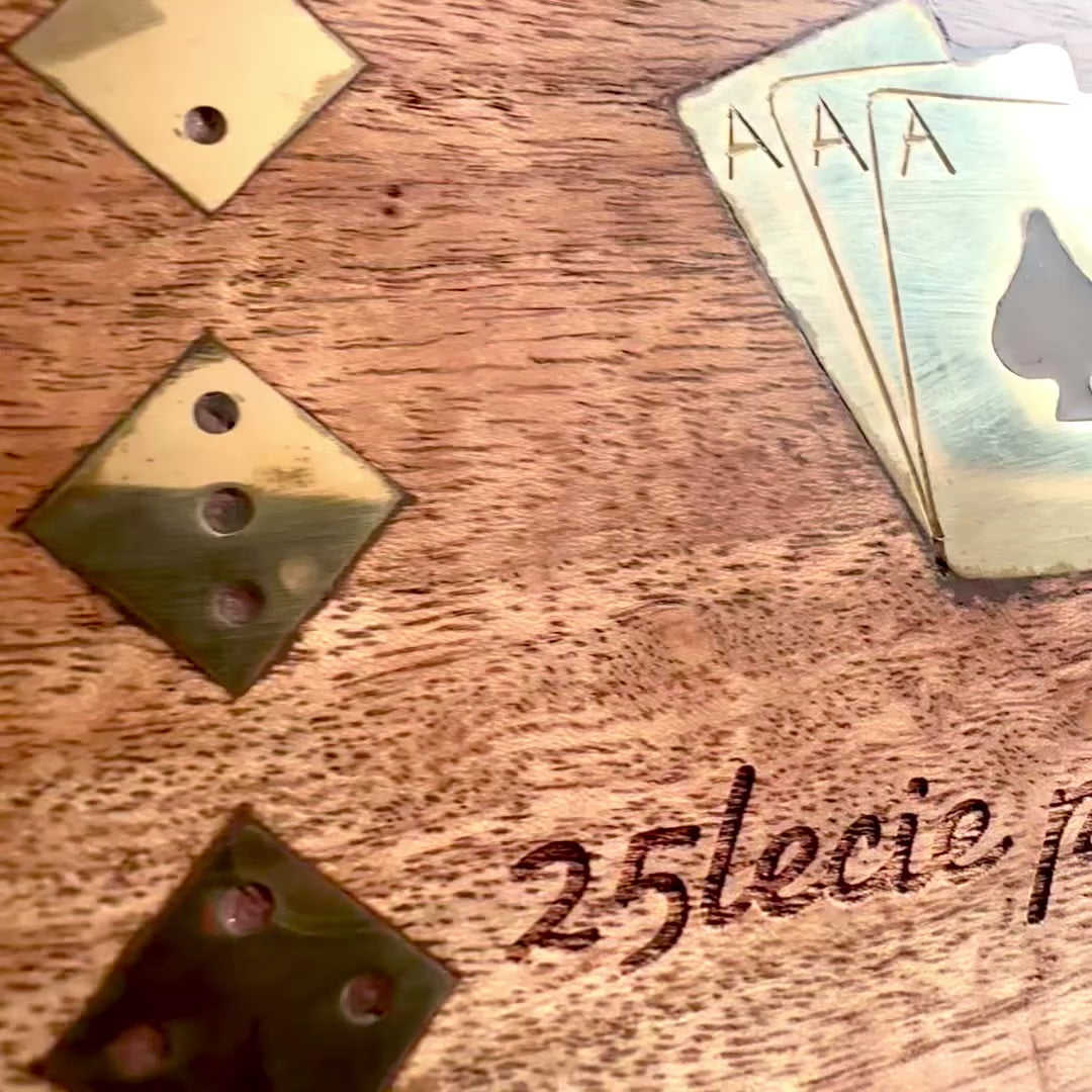 Elegante conjunto de juego con dos barajas de cartas y dados en caja de madera con adornos de latón - Grabado personalizado  