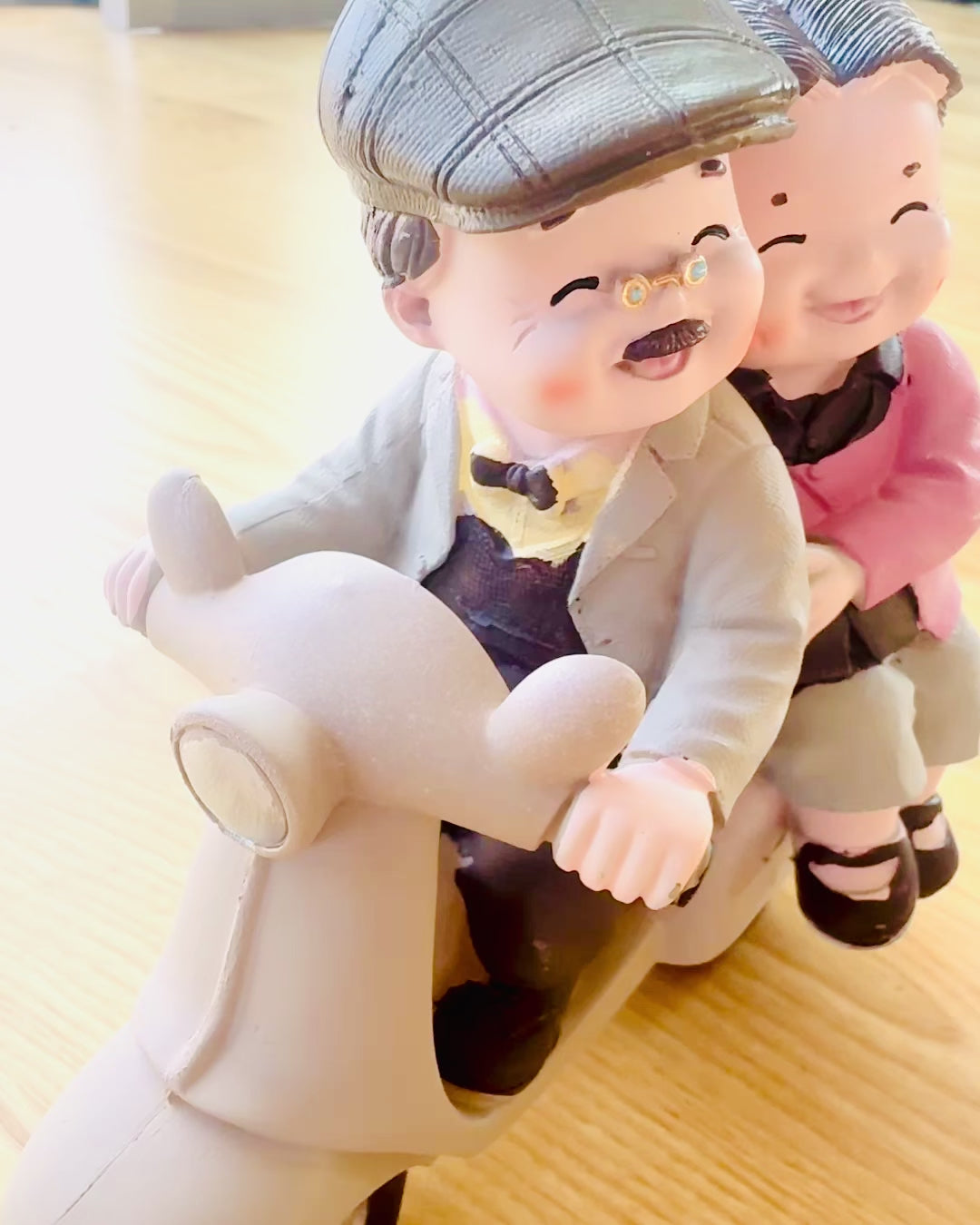 Figura decorativa Enamorados en scooter - personalización con grabado para regalo
