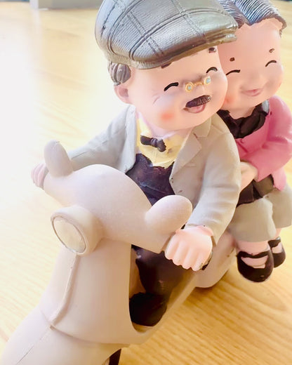 Figura decorativa Enamorados en scooter - personalización con grabado para regalo
