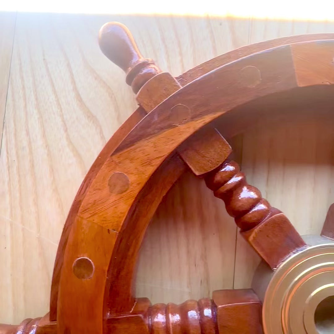 Timón de madera con inserto de latón y espacio para cuña - diámetro 30 cm - regalo ideal con opción de personalización mediante grabado - estilo náutico y retro